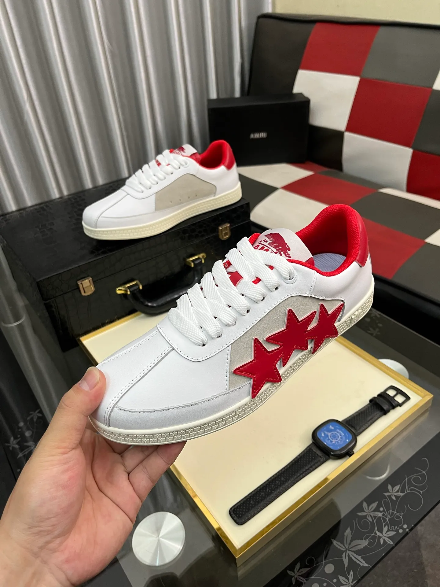 Men's shoes 💰420⌚️⌚️《AMIR*》New men's low-top casual sports sneakers bone shoes, another pair of irresistible bone shoes. Bone shoes are one of AMIRI's most popular items. They use first-layer cowhide uppers. The side bones are made of two cowhide laminations. They have a three-dimensional feel. The leather incisions are all oil-edged. Contrasting color design. Simple style. Fashionable sports. Customized metal LOGO nameplate to embellish shoelaces. Exclusive control of top version. Supports comparison. Breathable mesh lining Original rubber outsole A must-have item for daily leisure Suitable for various occasions Check it out if you pursue high quality Super cool uppers Size: 38-446️⃣ Colors available